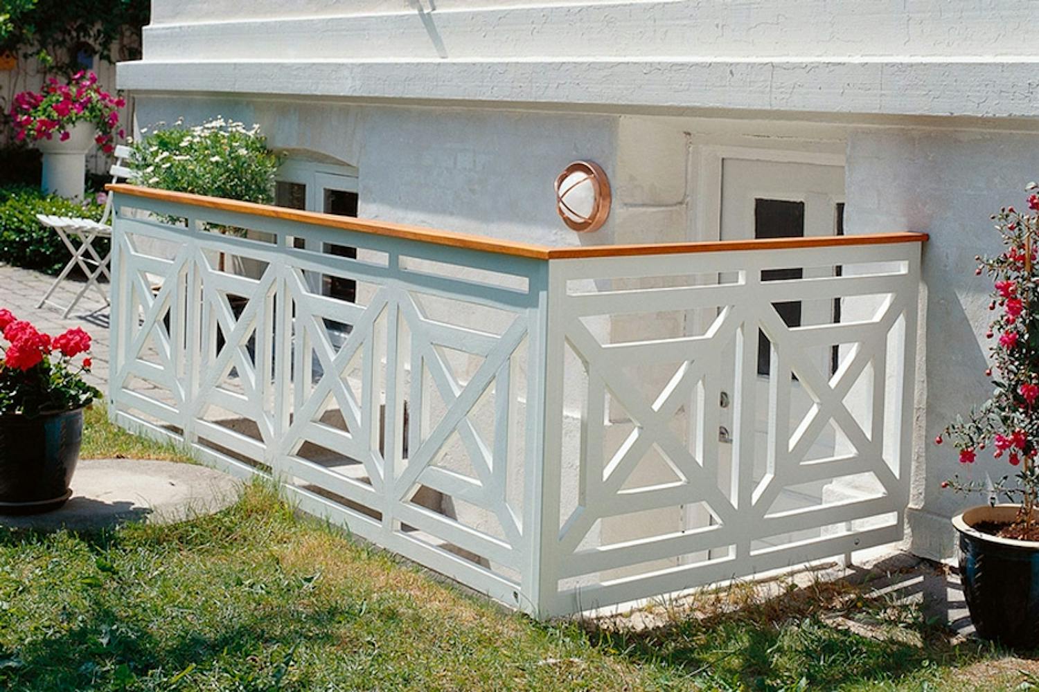 Terassin kaide: Puuliitoksia ja geometrisia kuvioita on ilo katsella. Terassin kaide geometrisistä kuvioista